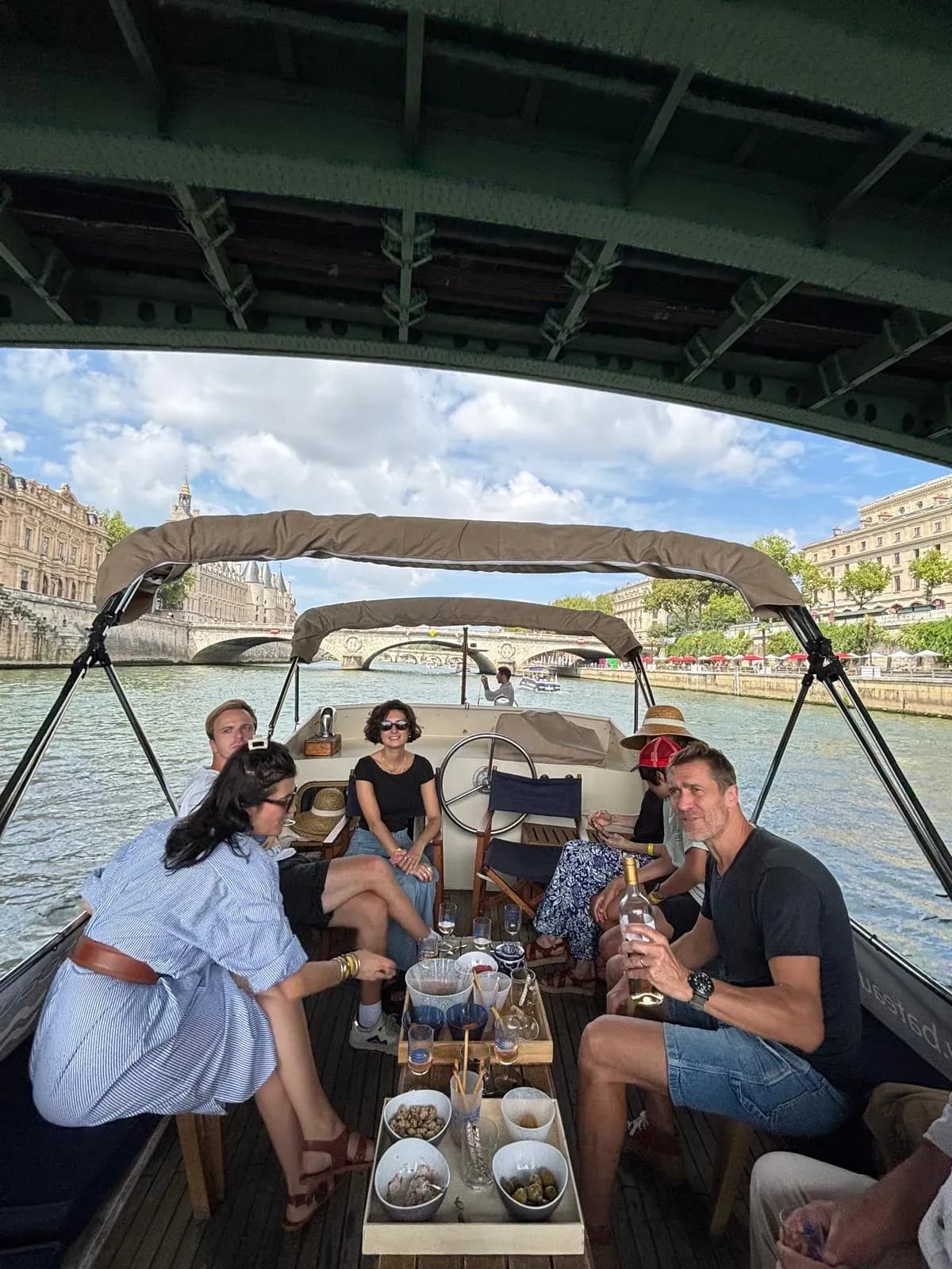 Apéritif à bord sous les ponts de Paris