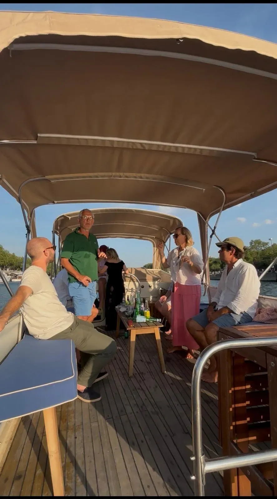 Apéritif au coucher du soleil sur la Seine