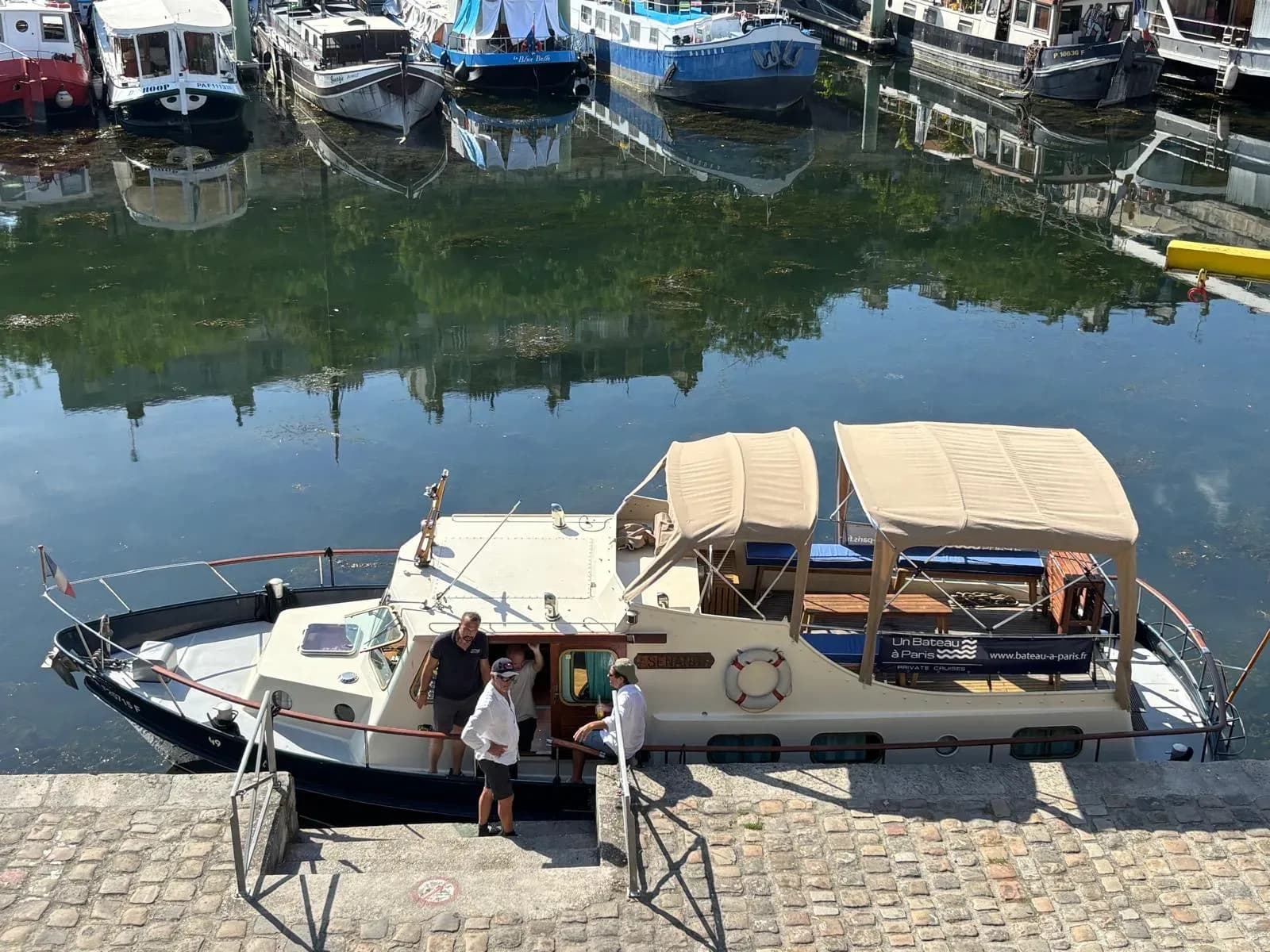 Le Senang à quai au Port de l'Arsenal