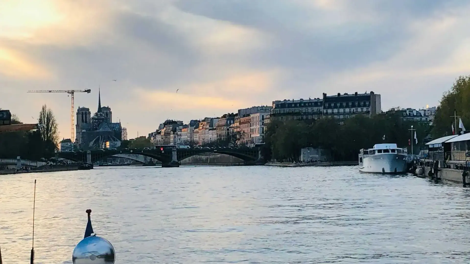 Le Senang naviguant sous les ponts de Paris